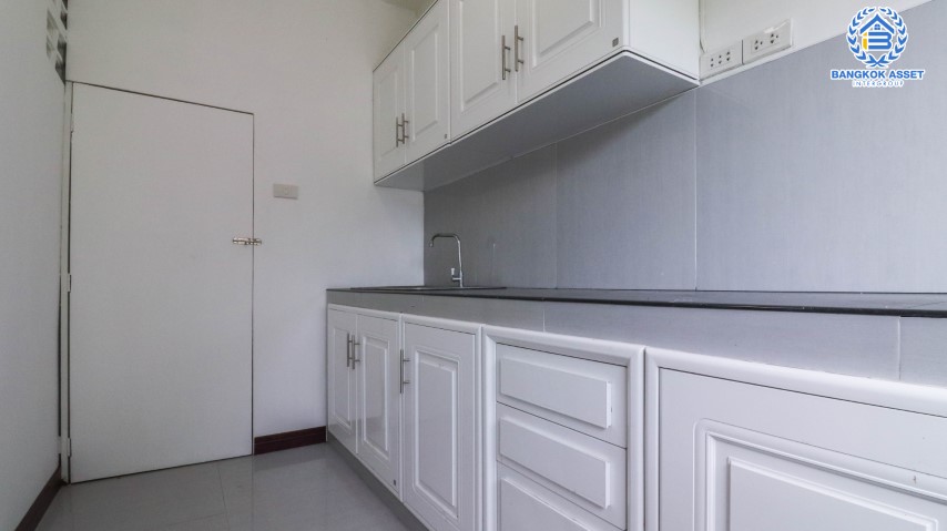 *****ทาวน์เฮ้าส์มือสองย่านกรุงเทพฯ ม.ร่มรื่นเพลส ลาดพร้าว-โชคชัย4 หลังมุม! เนื้อที่ 20 ตร.ว. ฟังก์ชัน 3 ห้องนอน 2 ห้องน้ำ 1 ที่จอดรถ ตกแต่งใหม่ รีโนเวททั้งหลัง ไม่ได้เข้าอยู่ บนทำเลเชื่อมต่อถ.ประดิษฐ์มนูธรรม, ถ.รามอินทรา ใกล้ทางด่วนรามอินทรา–อาจณรงค์